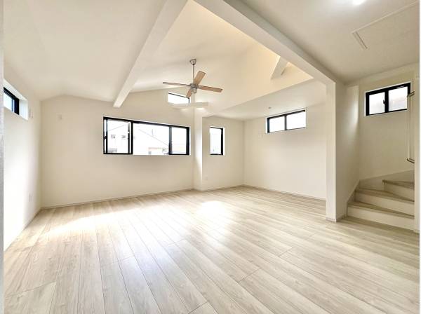 勾配天井にシーリングファンが優雅に回るリビング