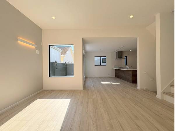 対面式のシステムキッチンにゆとりあるリビングで素敵な空間