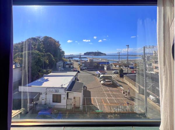 お部屋からもすぐ目の前に海と江の島を望みます