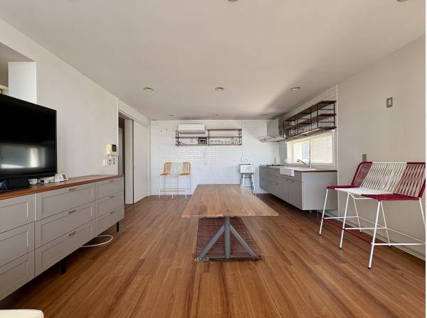 広々LDK。キッチンがオシャレです♪