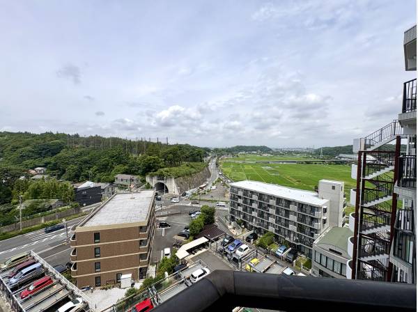 空と街並み、その先に広がる開放的な眺望です。