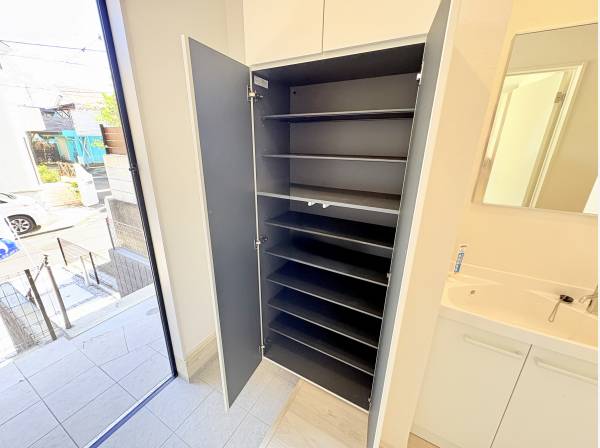 たっぷり収納できるシューズボックス！帰ってすぐ手洗いできる洗面台付き