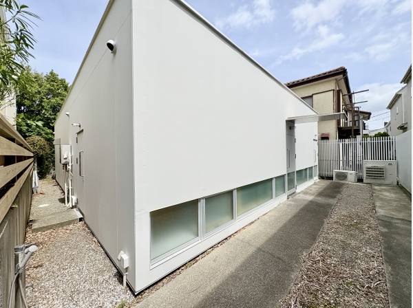 住まいの外観白のシンプルなデザイン