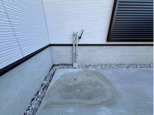 駐車スペースにはシャワーが付いており
洗車や掃除にも便利です。

