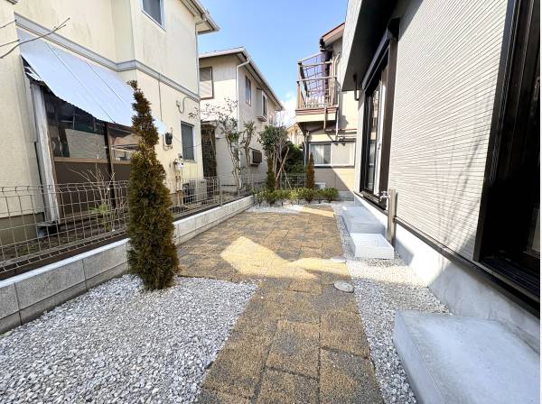 これから緑が育っていく外構。住まいと一緒に時間を重ねます。