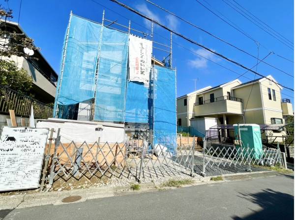 約68.9坪の広さに敷地には並列2台分のカースペースとお庭がございます