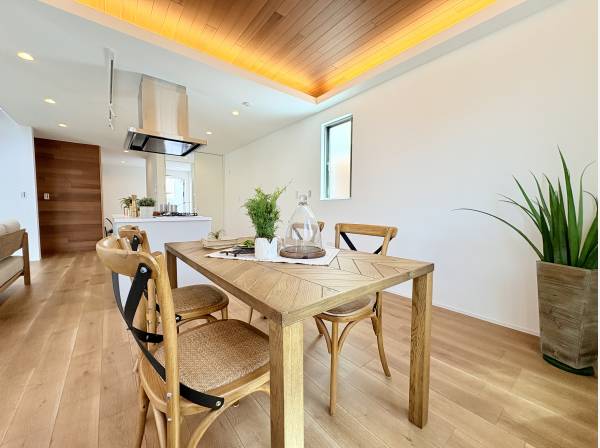 ダイニング上部に天然レッドシダーの間接照明