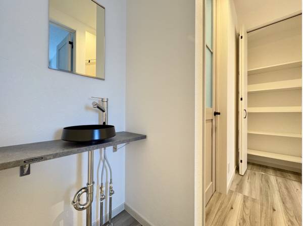 2階にも独立洗面台と収納スペースがございます♪