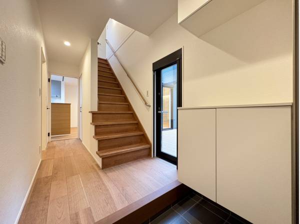 玄関入ってすぐウッドデッキと2階へも行けます