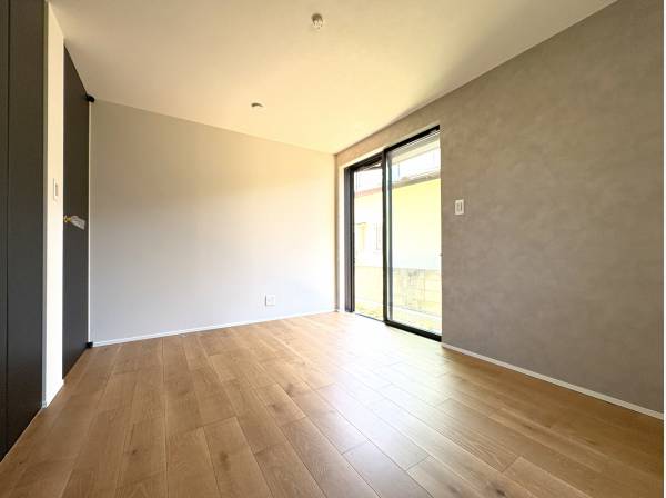 サービスルームが2部屋、洋室が1部屋ございます。