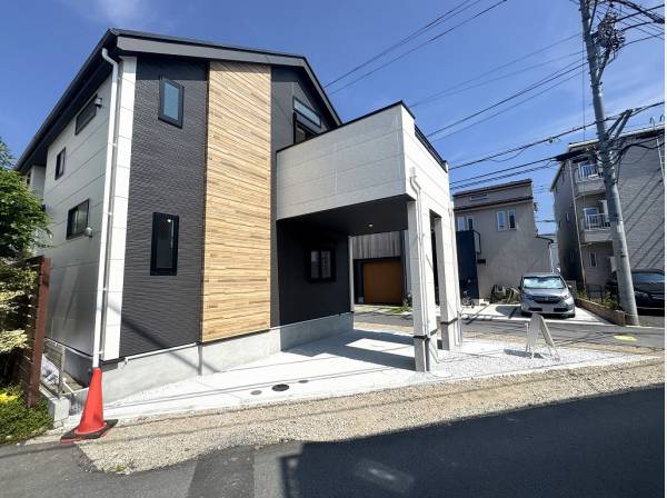角地の特性を活かした前後どちらからもアクセス可能なカースペース