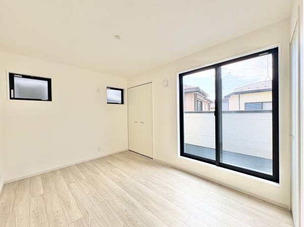 居室の大きな窓からは沢山の光陽が差し込みます。