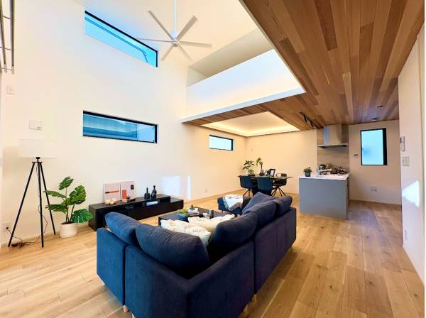 開放感のある吹き抜け天井！