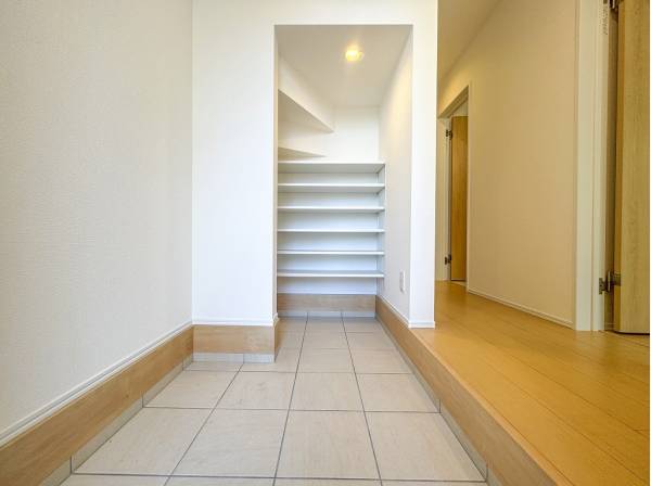 シューズインクロークを完備した玄関