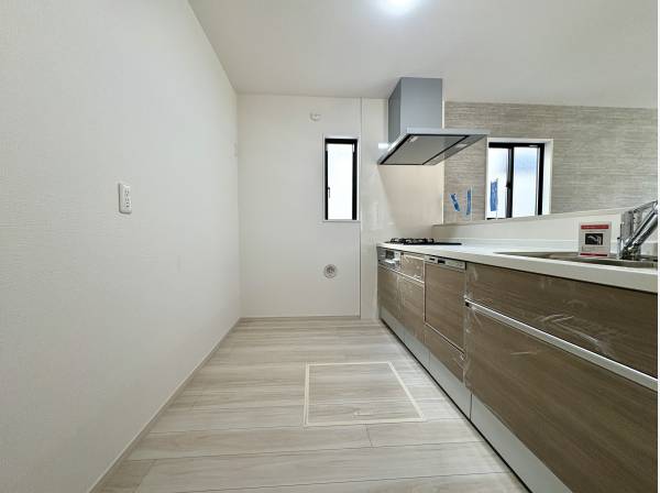 光がやさしく入り作業しやすさが広がるキッチンエリア