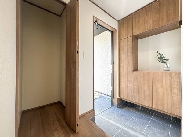 玄関収納＆ホールにも大き目のクローゼット付き！