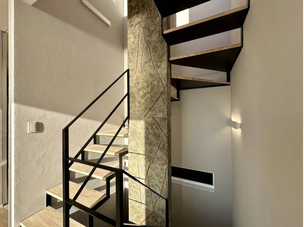 光や風を通すスリット階段/デザイン性に優れた、アイアン×木製仕様