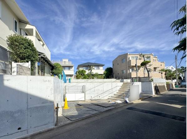 プライバシーの守られた前面道路から少し高い位置のお住まい
