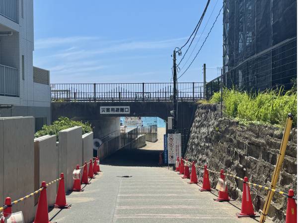 歩いてすぐ海へ