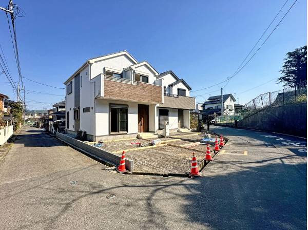閑静な住宅街で、南向き角地。とても良い立地でございます。