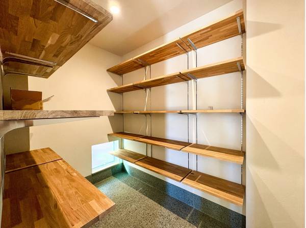 マリングッズやベビーカーなどもスッキリ収納可能な奥行きのある土間