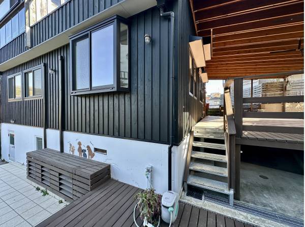 葉山に映える素敵な外観