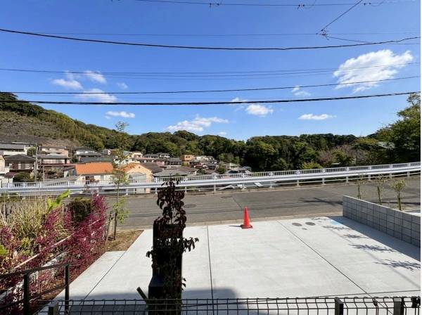 玄関側は鎌倉の山並みを望みます