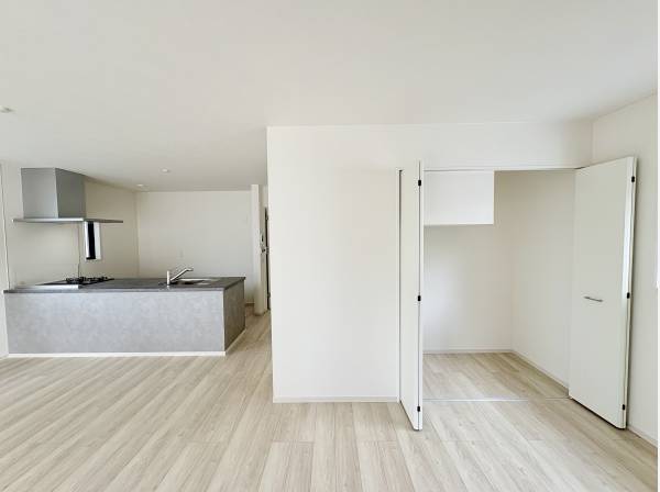 一階階段下は収納付きです