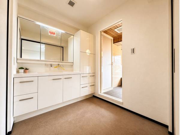 収納力と清潔感を備えた開放感あるパウダールーム。