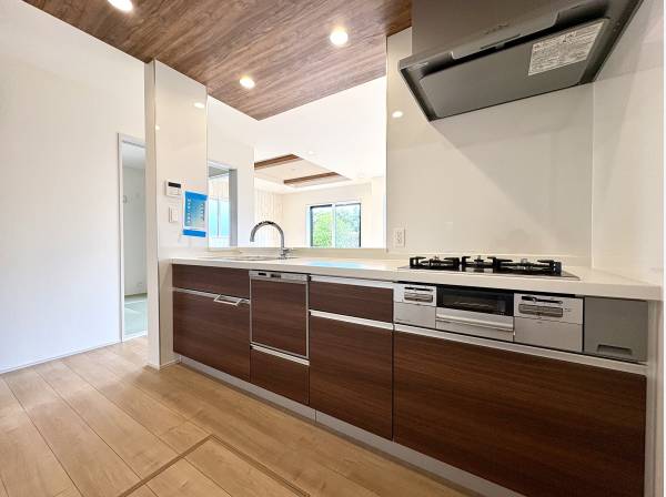 対面式システムキッチンは食洗機と浄水器付き