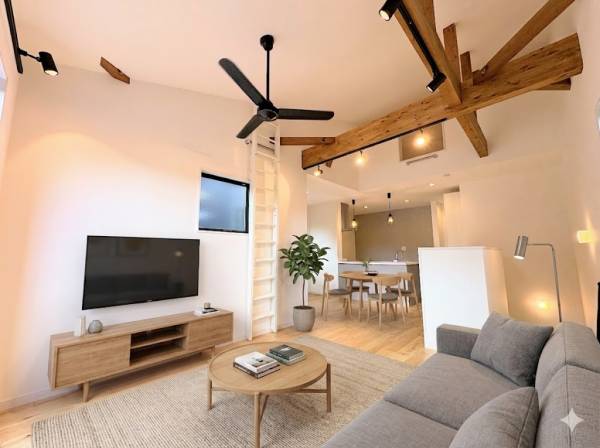 シーリングファンが回る開放的な勾配天井のLDK（家具はイメージです）