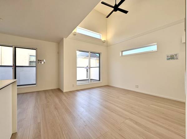 天井高でシーリングファンが優雅に回るリビング