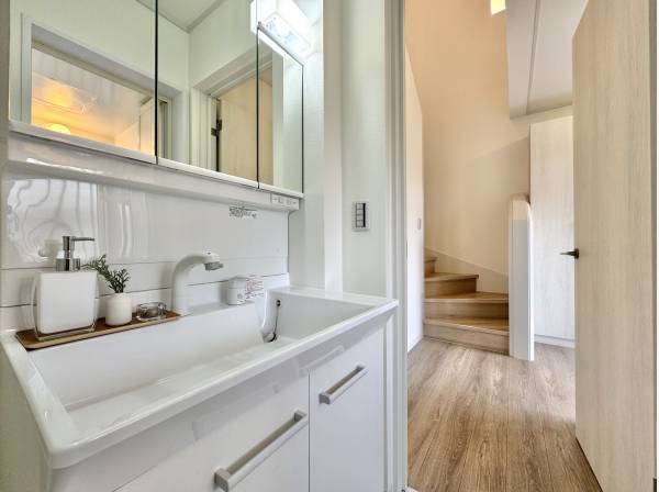 清潔感あふれる洗面スペース、朝の支度も快適に。