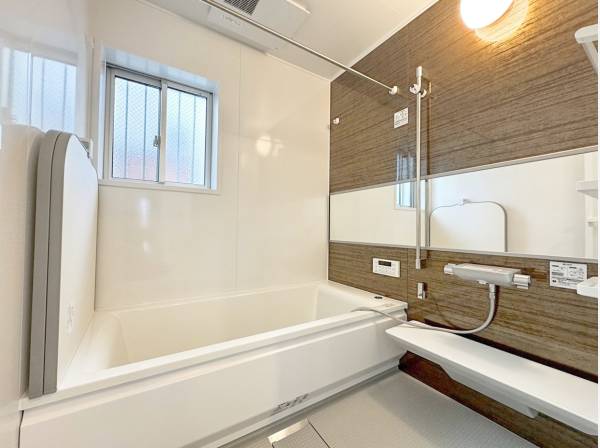 一日の疲れを流すバスルーム。窓付きで換気し易そうです。