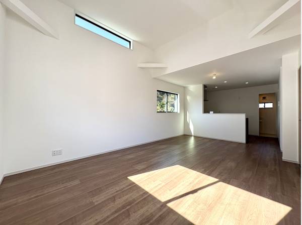 日当たり良好な勾配天井のリビングは天井高で開放感がございます。