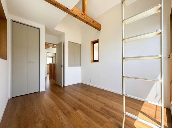 2階のお部屋にも小屋裏収納へ続く吹抜け