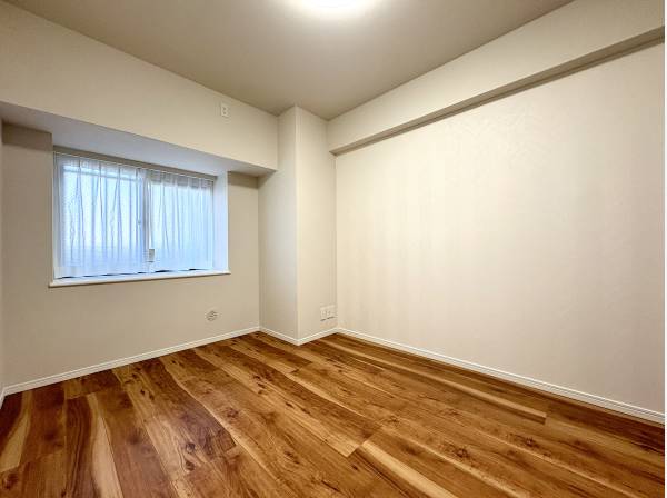 木目の美しい新しいフローリングが、空間に温もりを添えます