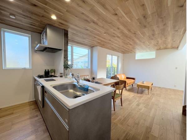 開放的なシステムキッチン、背面も広々としております！