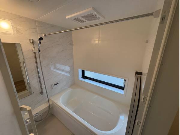 お風呂には浴室乾燥機が付いております。