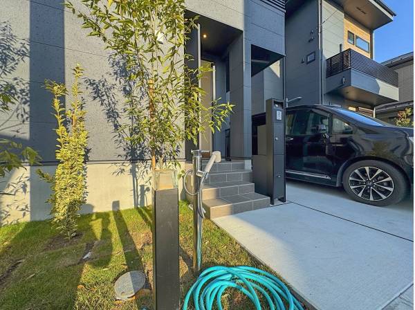 外シャワーも完備。海遊びやサーフィン帰りだけでなく洗車にも使えます。