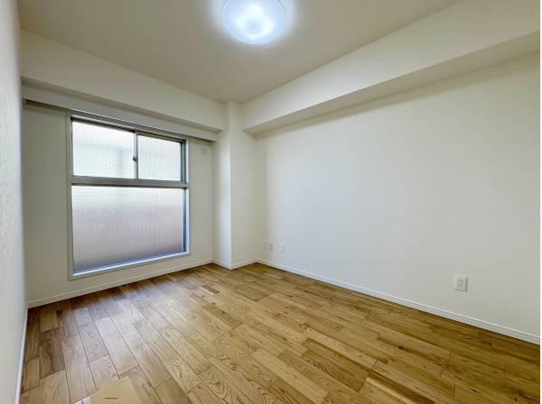 約5.7帖の洋室が1部屋備わります