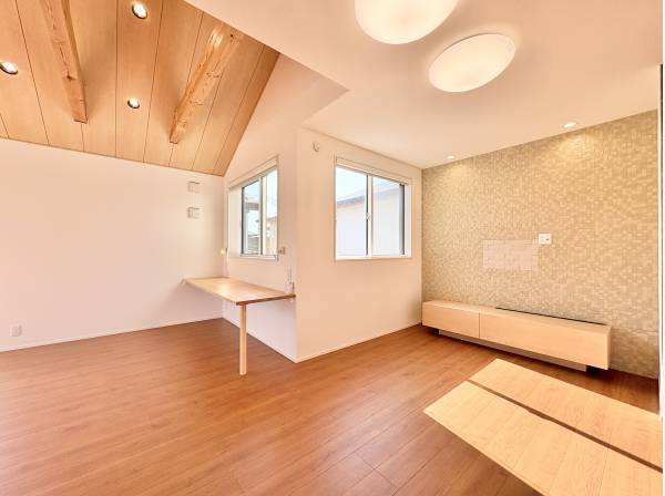 勾配天井のあるリビングダイニングです。