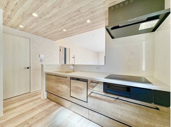 キッチンは対面式なのでリビング側を見渡すことが出来ます