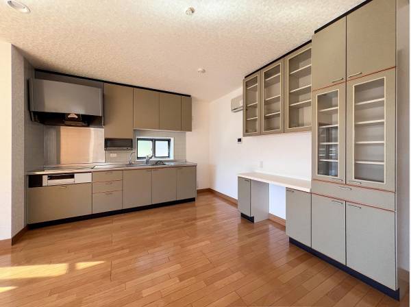 カップボードも完備され収納たっぷり