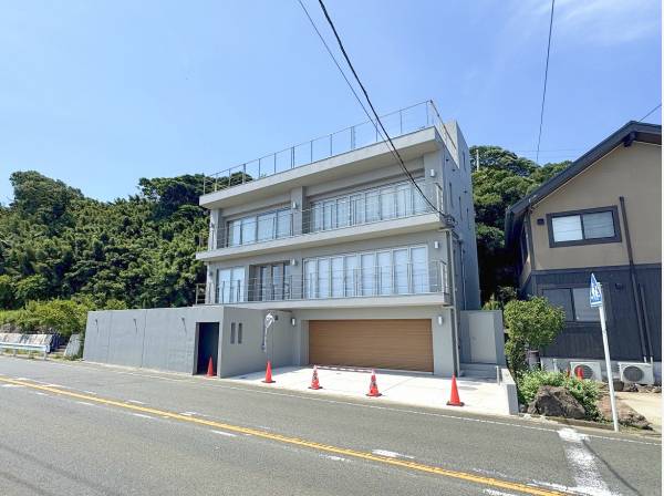 頑強なＲＣ造の建物。後ろ、左側には建物がなくプライバシーも守られる。