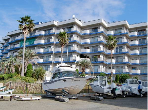 白×ブルーの外観がマリーナの雰囲気に溶け込みます