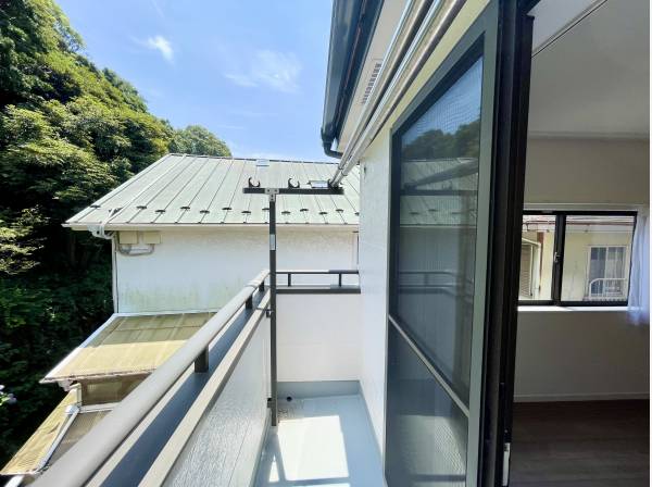 バルコニーは心地の良い風が入り込むため洗濯物が良く乾きそうです