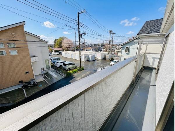 バルコニーも日辺り良好です！レンタルトランクルームが歩いてすぐなので便利です！
