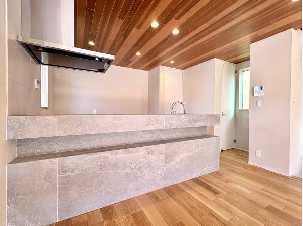 キッチン腰壁は重厚感あるタイルを採用し天井にはレッドシダーのこだわり仕