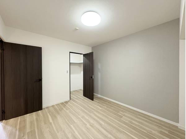 ウォークインクローゼットが付いた約7帖の洋室